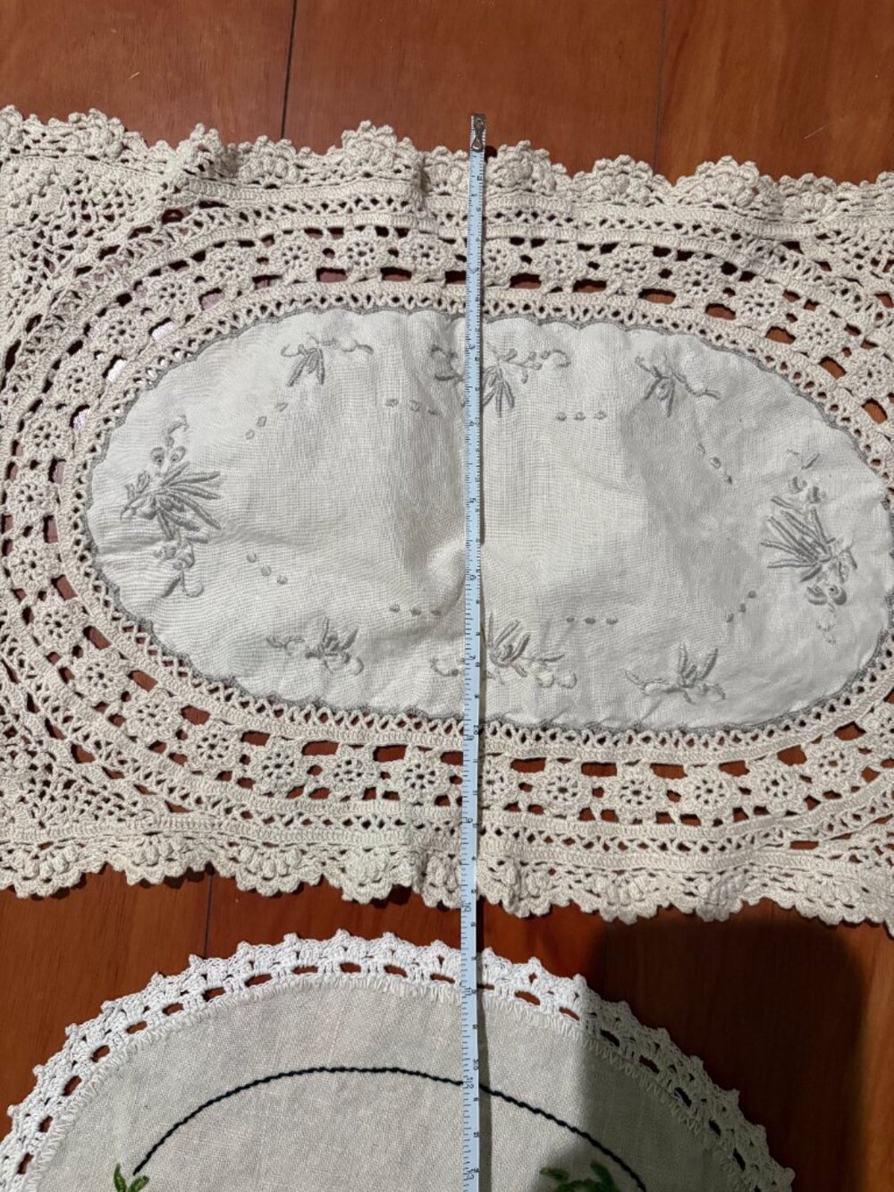 Bundle of 5 Vintage Embroidered and Crocheted Doilies and 1 Filet Crochet Doily - Picture 5 of 14